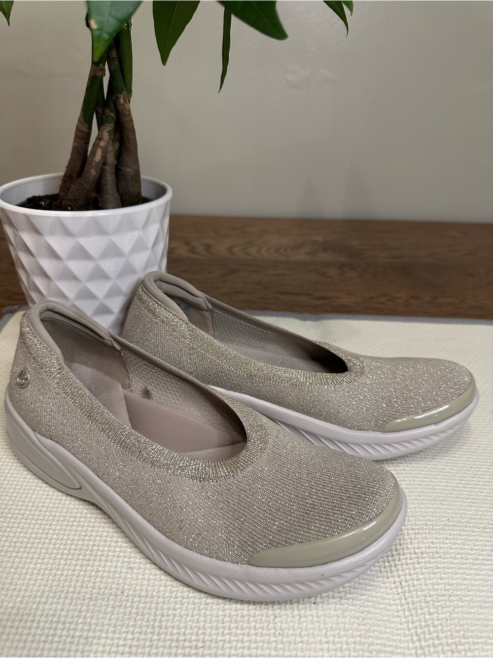NWOT Bzees Lifestride Unity Comfort Slip-On Shoe in Nutmeg Sparkle Women’s 7.5